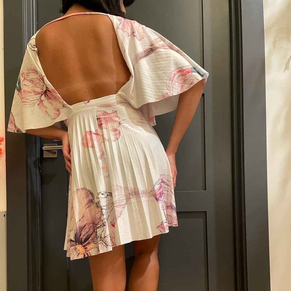 🕊floral pleated dress with open back🕊
